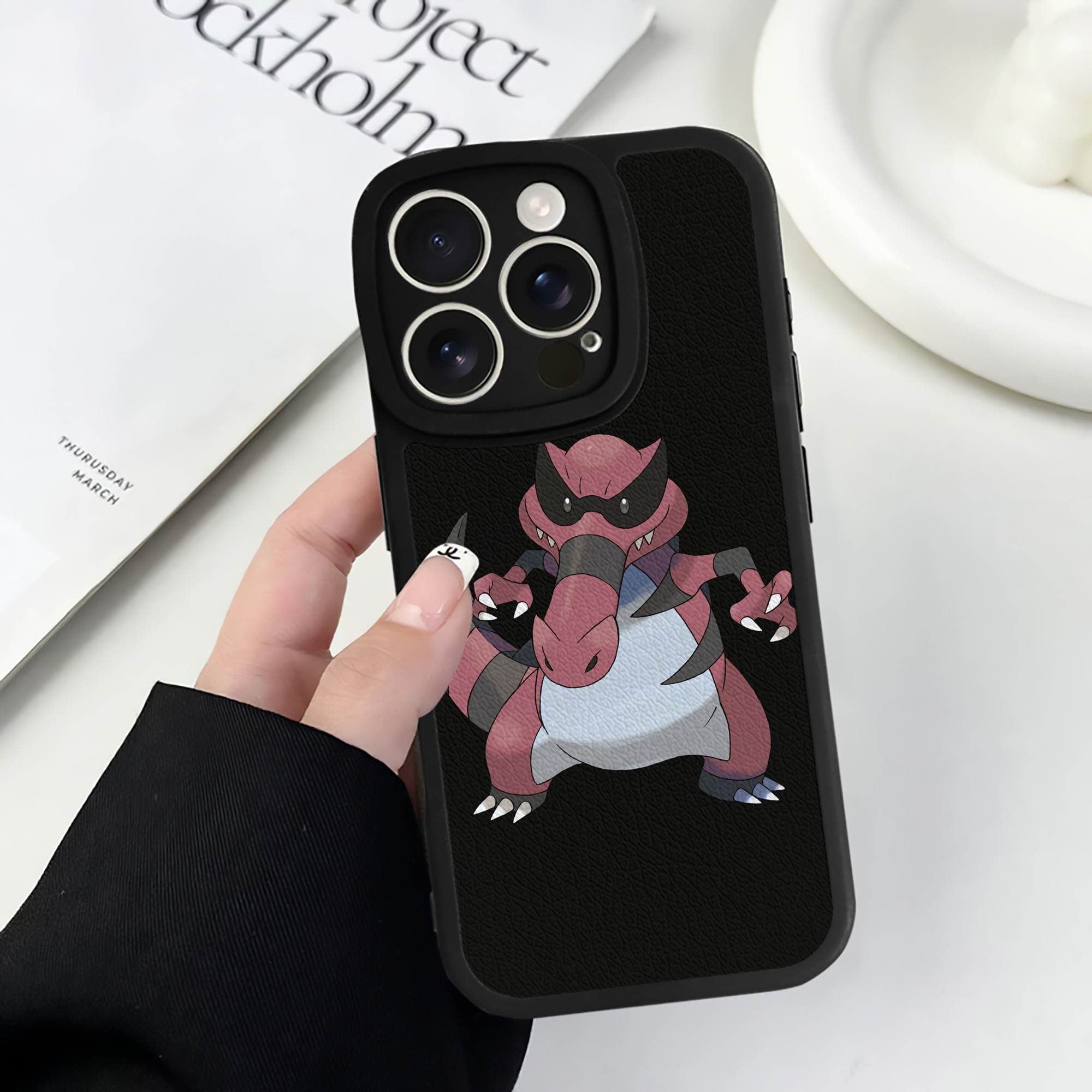 （画像用） ポケットモンスター Pokémon 【iPhone 16シリーズ対応】シリコンスマホケース（レザー調） 材質：シリコン